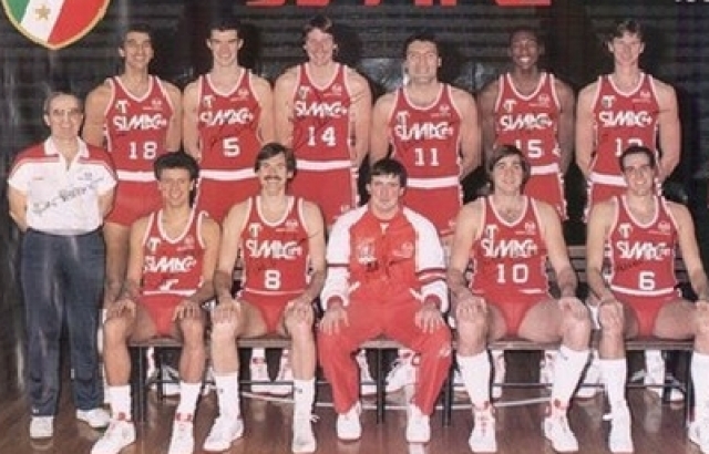 Formazione della Simac Olimpia Milano campione d'Italia 1985-86: coach Dan Peterson, Renzo Bariviera, Fausto Bargna, Russ Schoene, Dino Meneghin, Cedric Henderson, Vittorio Gallinari (in piedi) Andrea Blasi, Mike D'Antoni, masseur Giovanni Gallotti,  Roberto Premier, Franco Boselli (seduti) in rosa e staff ma non in foto: Franco Casalini (vice), Riccardo Pittis, Mario Governa